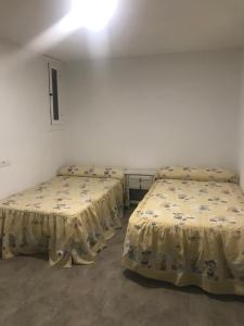 a room with two beds in a room at Estancia al pie de la Sierra del Pozo in Pozo Alcón