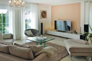 Μια τηλεόραση ή/και κέντρο ψυχαγωγίας στο Large, comfortable holiday villa, private garden