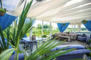 un patio con ombrelloni blu e bianchi di Holiday complex, Rewal a Rewal