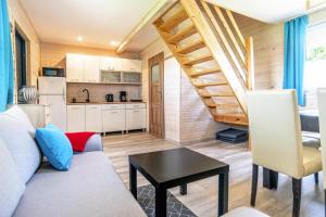 レバルにあるCottage in Rewal near Baltic Sea Beachのソファとテーブルのあるリビングルーム