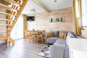レバルにあるCottage in Rewal near Baltic Sea Beachのソファとテーブルのあるリビングルーム