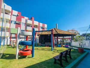 um parque infantil em frente a um edifício com um gazebo em Maravilhosa vista para o mar e piscina - HB41F em Florianópolis