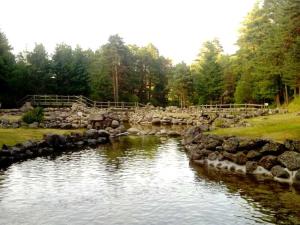 una corriente de agua con rocas en un patio en La Hijuela, en Navafría