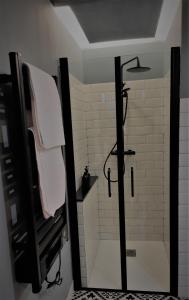 baño con ducha y puerta de cristal en Prao del Molin en Cangas del Narcea