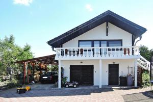 una casa bianca con un balcone sopra di holiday home, Stepnica a Stepnica