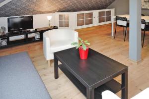 uma sala de estar com uma mesa e uma cadeira branca em Holiday flat, Stepnica em Stepnica