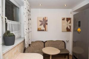 una habitación con una mesa y una silla y una ventana en Parkowa House, en Cracovia