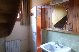 un baño con lavabo y espejo en House in Hillion near GR 34 Coastal Path, en Hillion 16 fotos más