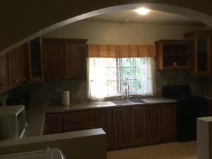 cocina con fregadero y ventana en Mountain View retreat st.Elizabeth, en Far Enough