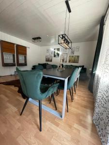 een eetkamer met een tafel en stoelen en een bank bij Apartment am Wasserfall - Erholung in Top-Lage in Feldberg
