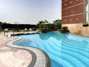 Bazén v ubytování Radisson Blu MBD Hotel Noida nebo v jeho okolí