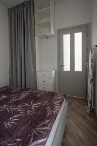 een slaapkamer met een bed, een raam en een deur bij Klevų apartamentai in Klaipėda