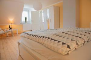 Una cama grande en una habitación con una habitación que da a las habitaciones. en Haus Toni, en Sankt Goar