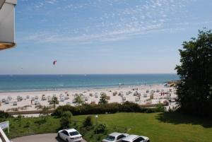 a view of a beach with cars parked on it at STRANDIDYLL, 137 - Typ B5S in Grömitz