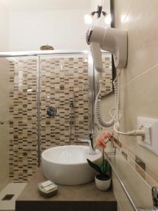 A bathroom at Porta alla Croce Guest House