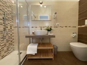 A bathroom at Porta alla Croce Guest House