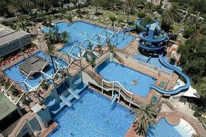 Basen w obiekcie Seaview beachfront studio with aqua park & balcony lub w pobliżu