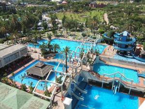 Basen w obiekcie Seaview beachfront studio with aqua park & balcony lub w pobliżu