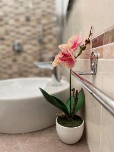 A bathroom at Porta alla Croce Guest House