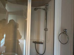 eine Dusche mit Duschkopf im Bad in der Unterkunft Lakeside in Chichester