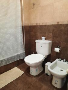 ein Bad mit einem WC und einem Waschbecken in der Unterkunft Monoambiente Rivadavia in Cipolletti