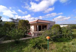 een klein huis in het midden van een veld bij Villa dei Colori in Monopoli