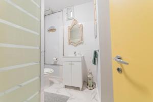 La salle de bains blanche est pourvue de toilettes et d'un miroir. dans l'établissement Casa Sá Noronha Old Town, à Porto 39 autres photos