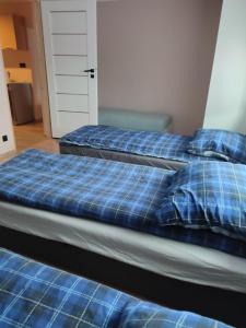 2 Betten nebeneinander in einem Zimmer in der Unterkunft Farma u Irka in Rybarzowice