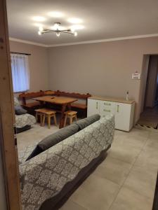 ein Wohnzimmer mit einem Sofa und einem Tisch in der Unterkunft Farma u Irka in Rybarzowice
