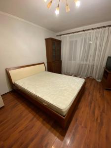 キーウにあるApartment on Pecherskのベッドルーム1室(ベッド1台付)