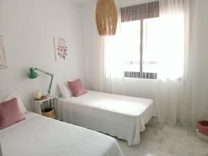 Giường trong phòng chung tại Sea and Sun Costa Esuri Isla Canela +28 ảnh