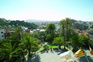 a view of a city with palm trees and buildings at Alberg Barcelona Xanascat in Barcelona