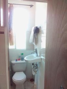 Un baño con un inodoro blanco y un lavabo. en Canadian Standard Villa Guesthouse, en Montego Bay 6 fotos más