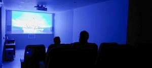 Televízia a/alebo spoločenská miestnosť v ubytovaní Cobalt Apartments