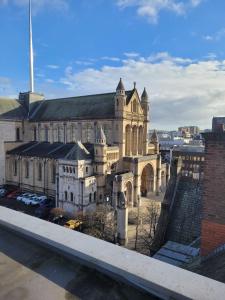 Pemandangan umum bagi Belfast atau pemandangan bandar yang diambil dari hotel +95 gambar