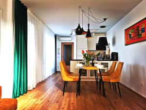a dining room and kitchen with a table and chairs at Apartman PIKY No.10 in Moravske-Toplice