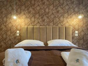 1 dormitorio con 1 cama grande y 2 almohadas en Totina Apartments en Závažná Poruba