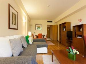 een woonkamer met een bank en een tafel bij Stay in the heart of Lisbon- Altis Suites Hotel 4* in Lissabon