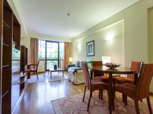 een woonkamer met een tafel en een bank bij Stay in the heart of Lisbon- Altis Suites Hotel 4* in Lissabon