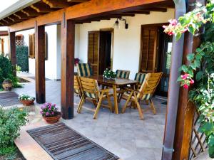 Patio alebo iná vonkajšia časť ubytovania Villa Castiglione