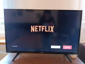 ekran telewizyjny ze słowami netflix na nim w obiekcie Studio in Kretomino w Koszalinie