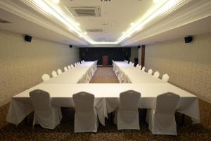 a conference room with a white table and chairs at ArdenHill Resort & Golf in Jeju