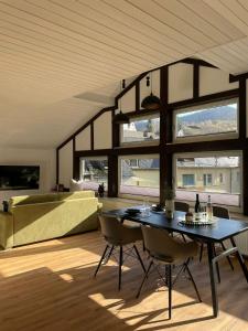 a living room with a table and chairs and a couch at Turteltäubchen am Taubenhaus Residenz Moselliebe in Traben-Trarbach