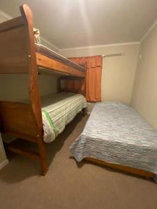 a bedroom with two bunk beds in a room at Casa Bilbao Villarrica in Villarrica