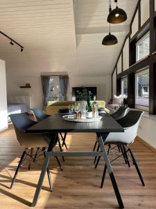 - une table à manger et des chaises dans le salon dans l'établissement Am Taubenhaus FEWO Turteltäubchen NEU, à Traben-Trarbach