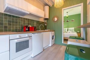 Kuchyňa alebo kuchynka v ubytovaní LES HORTILLONNAGES_B&B INN_Centre ville_Terrasse_Wifi_Netflix