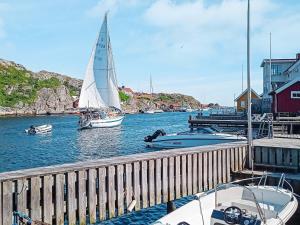 Kyrkesundにある4 person holiday home in KYRKESUND-By Traumの船着場に2隻