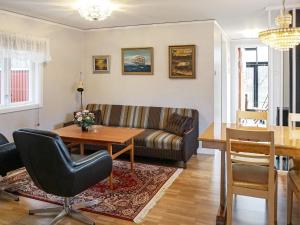 - un salon avec un canapé et une table dans l'établissement Holiday home Byxelkrok IV, à Byxelkrok