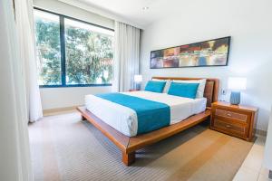 Fitzroy Island Resort في جزيرة فيتزروي: غرفة نوم بسرير ونافذة كبيرة