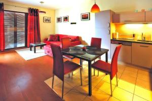 a living room with a table and red chairs at Holiday flat, Swinoujscie in Świnoujście